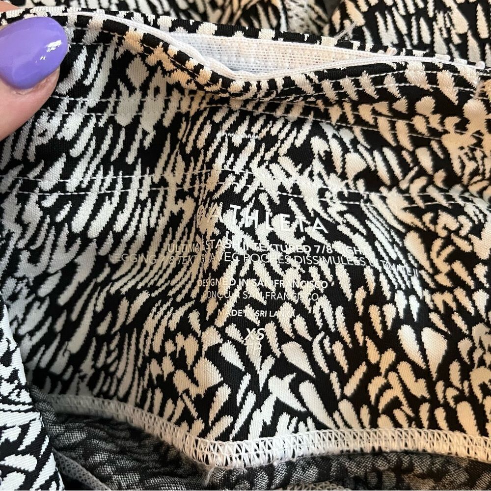 Athleta Ultimate Stash Textured 7/8 Tight - Picture 10 of 14